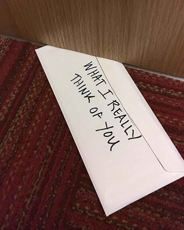 585